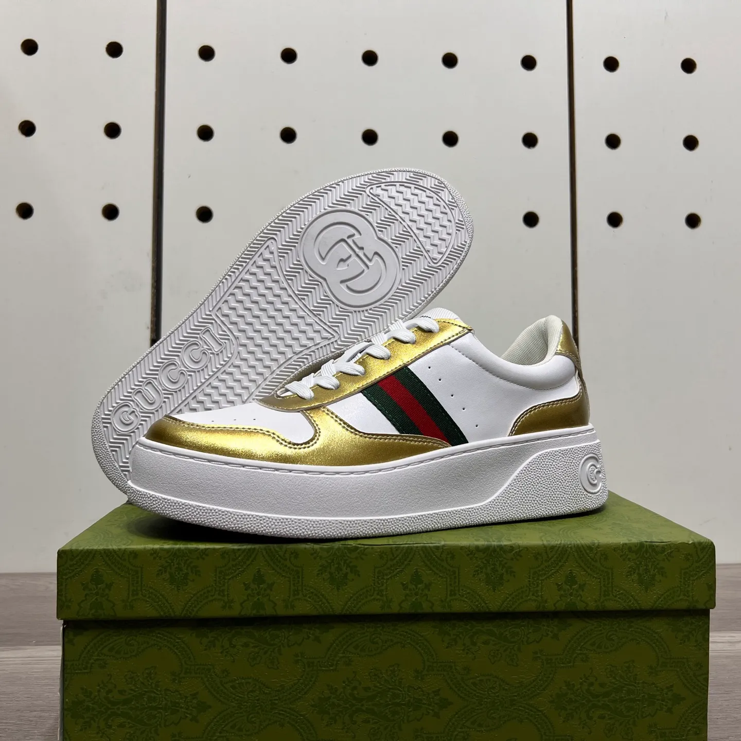 Factory price: 400💰Gucci original quality.~ Unique modern style sneakers. 🏃A must-have casual shoe for trendy men😍😍 Imported cowhide, sheepskin foot pads (refuse to discolor and grind feet) soles: Original soles specially provided by the original factory, French lazy style design ⚠️Fit to the feet, original quality, super comfortable original soles. Just like shooting the real thing 🎬The real thing is better, high-quality sneakers, size: 38-44 (45 and 46 can be customized)
